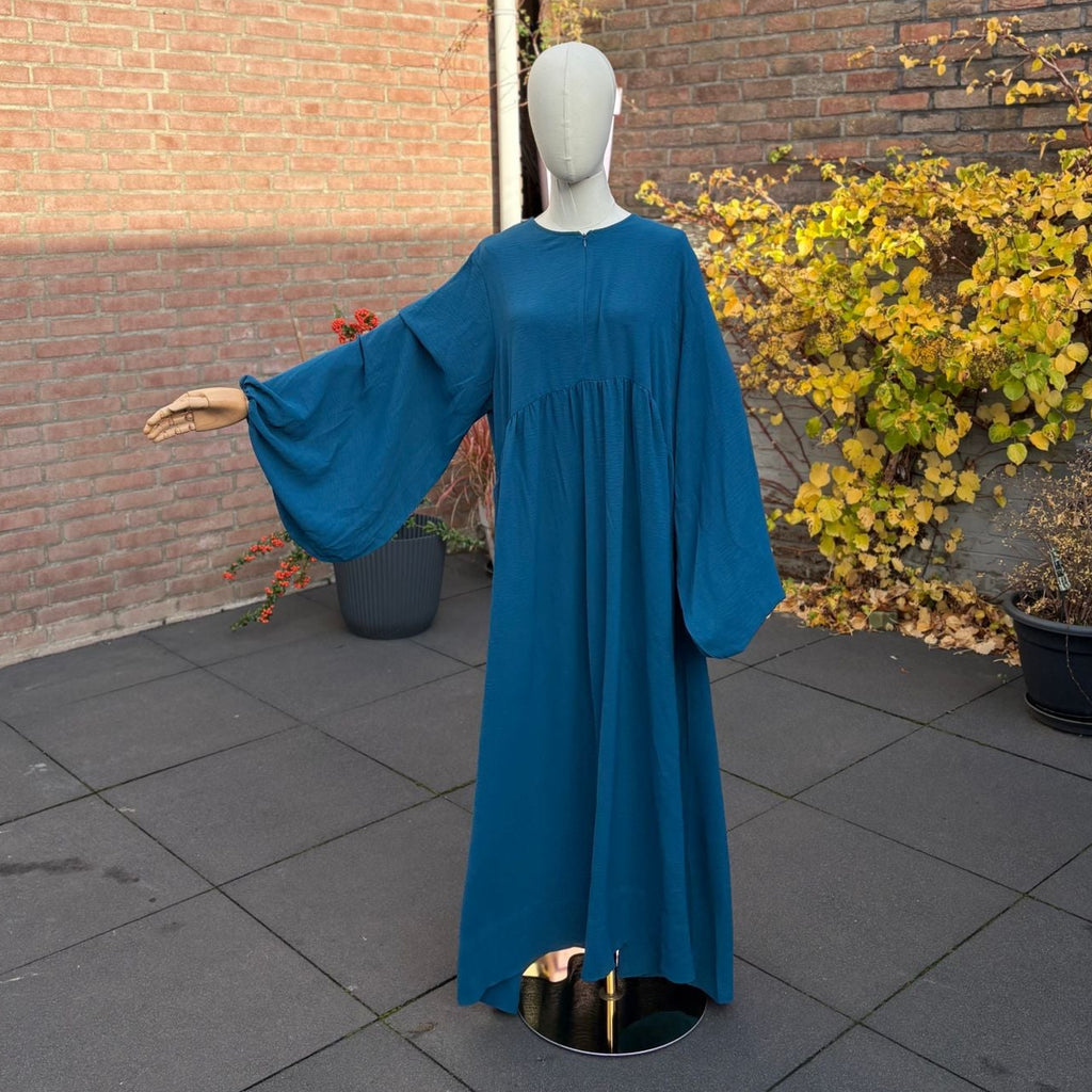 Abaya Maryam Deep Teal – empire-lijn met rimpels, wijde bell-sleeves, maxi-lengte