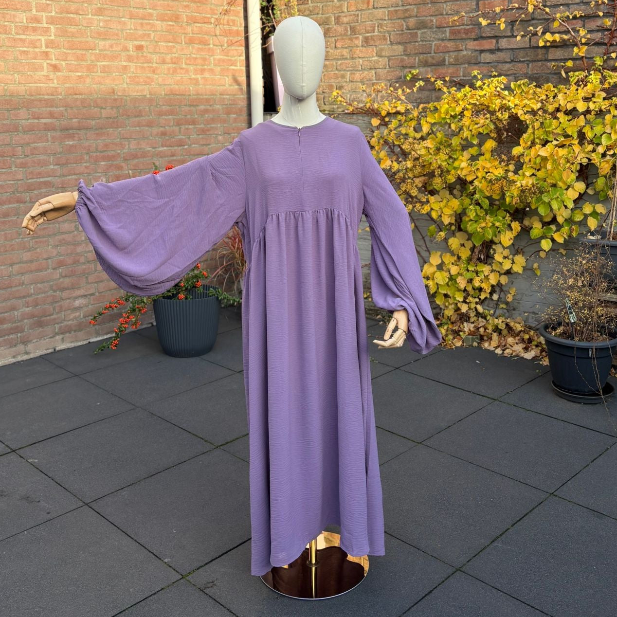 Abaya Maryam Dusty Lilac – empire-lijn met rimpels, wijde bell-sleeves, maxi-lengte
