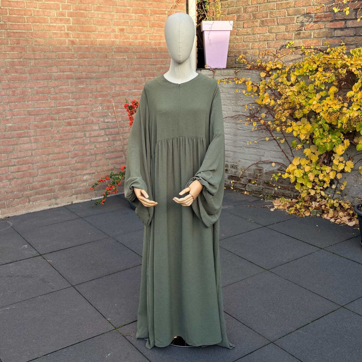 Abaya Maryam Sage Green — empire-lijn met rimpels, wijde bell-sleeves, V-opening, maxi-lengte.