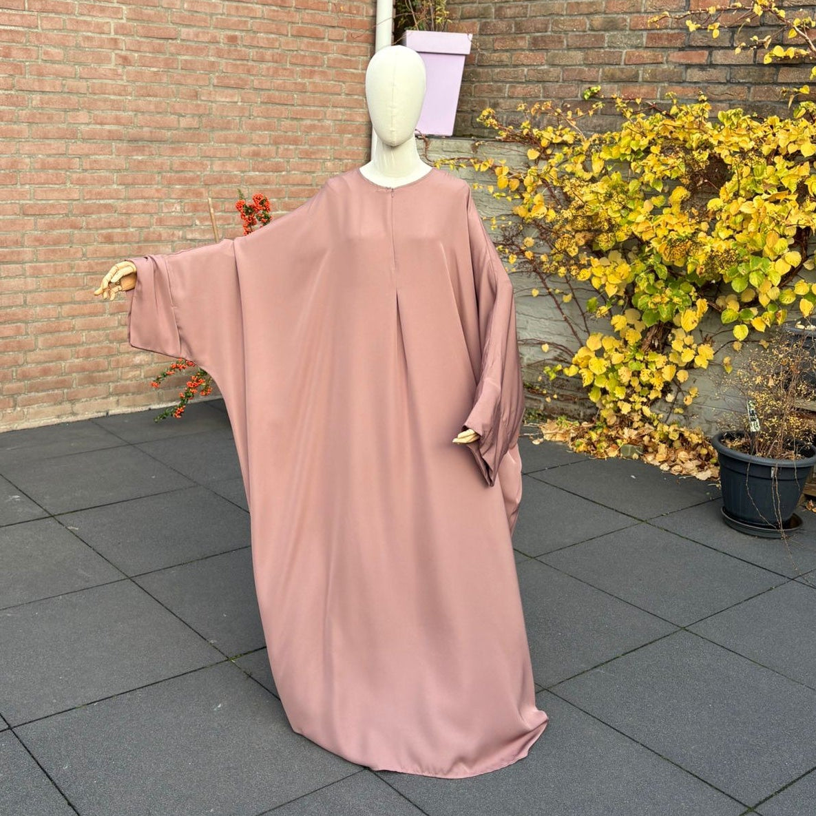 Abaya Dusty Rose — batwing mouw, ronde hals met korte rits voor, maxi-lengte.