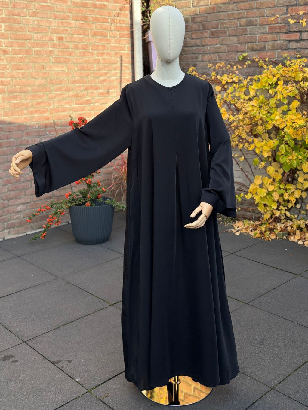 Abaya Nour BLACK – batwing mouw met drukknopen, ronde hals, maxi-lengte
