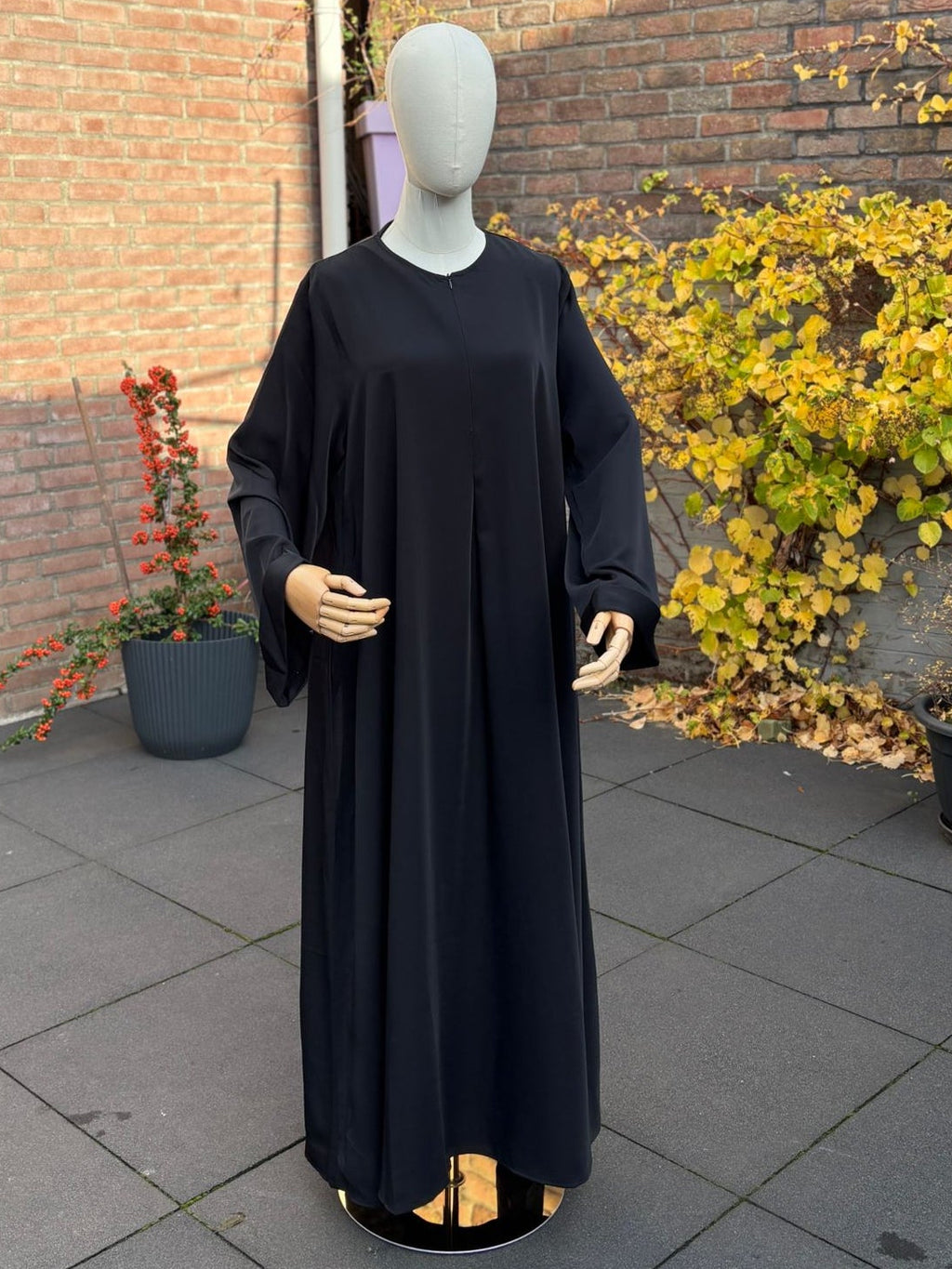 Abaya Nour Deep Black – batwing mouw met drukknopen, ronde hals, maxi-lengte