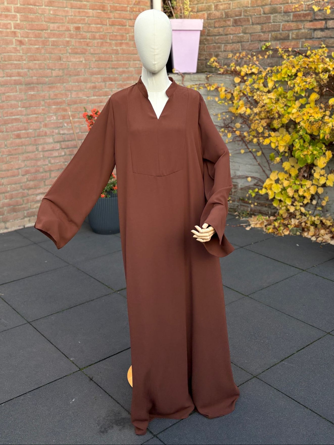 Abaya Mocha Brown — bandkraag met V-opening, rechte mouw met split, maxi-lengte.