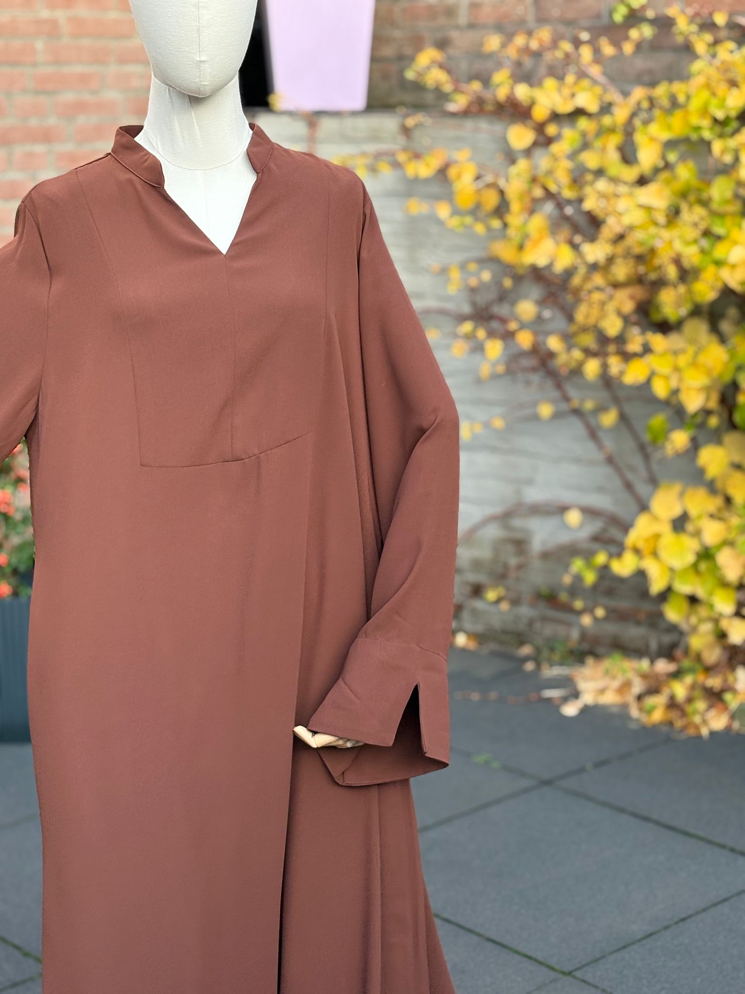 Abaya Mocha Brown — bandkraag met V-opening, rechte mouw met split, maxi-lengte.