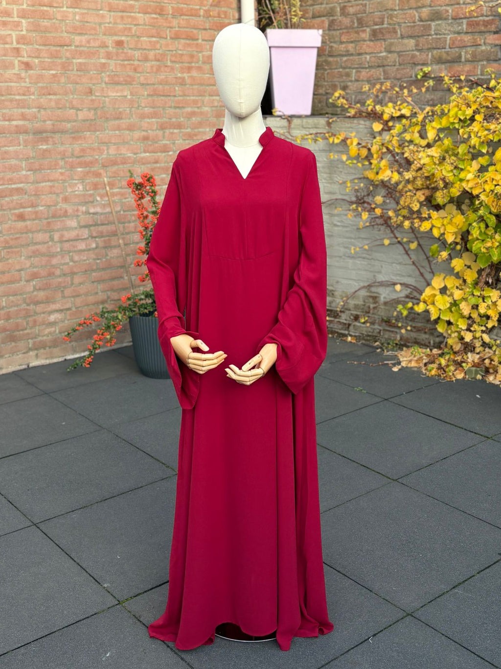 Abaya Saja - Ruby Red, bandkraag met V-opening, wijde mouwen, maxi-lengte.