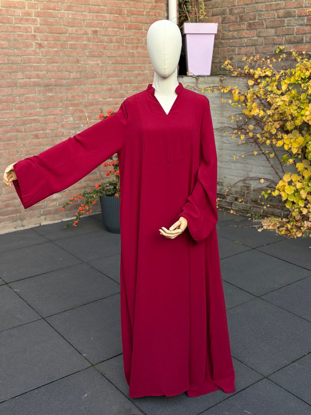 Abaya Saja - Ruby Red, bandkraag met V-opening, wijde mouwen, maxi-lengte.