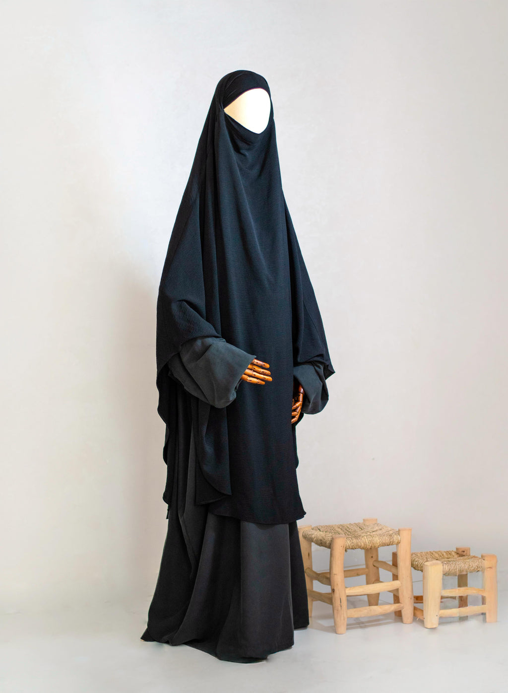 Zwarte abaya van bamboestof met onzichtbare opening voor borstvoeding, comfortabele en duurzame damesjurk met luxe uitstraling.