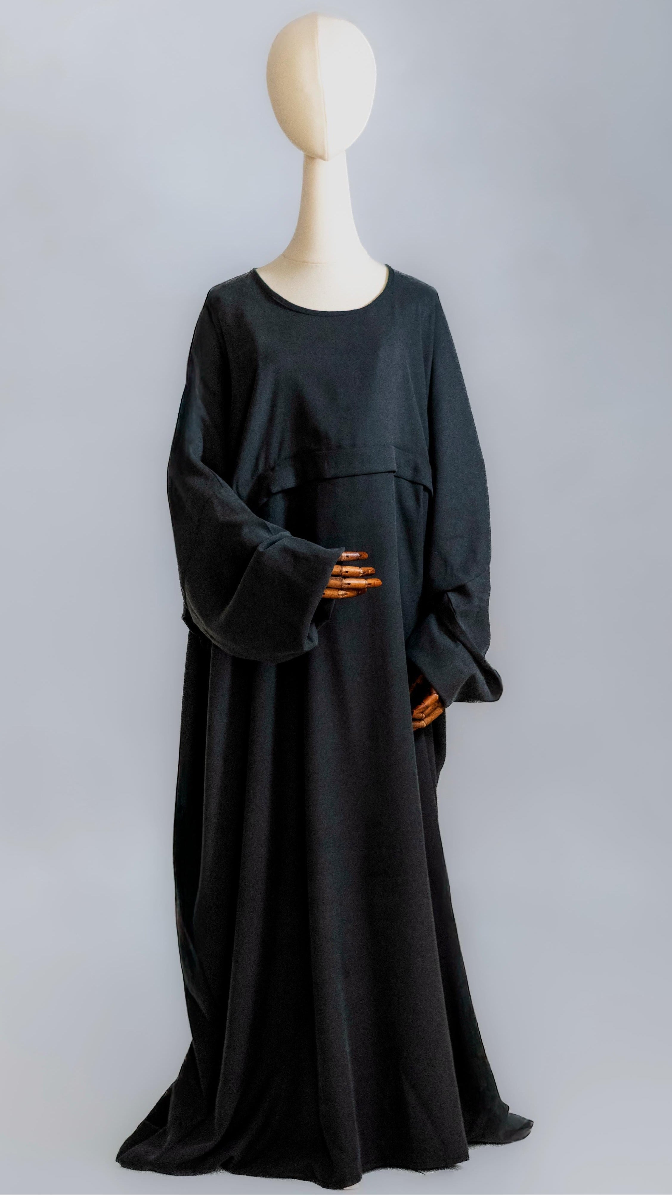 Zwarte abaya van bamboestof met onzichtbare opening voor borstvoeding, comfortabele en duurzame damesjurk met luxe uitstraling.