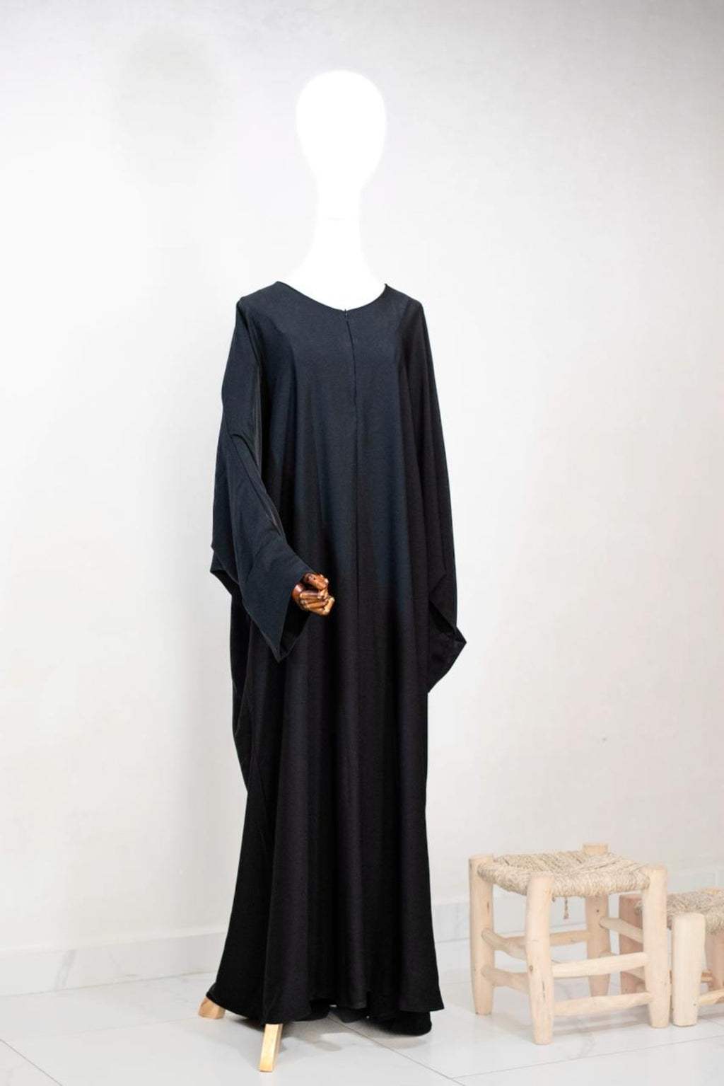 Abaya Nura in onyx zwart, wijdvallend en niet-doorscheinend – Saahil Collection